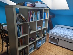 Spielzeug, Kinderbücher und Gesellschaftsspiele Regal mit Kinderbüchern, Spielzeug und Gesellschaftsspielen im Ferienhaus Stella Baltica