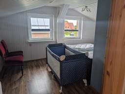 Babybett für die kleinsten Gäste Flexibel aufstellbares Babybett im Ferienhaus Stella Baltica