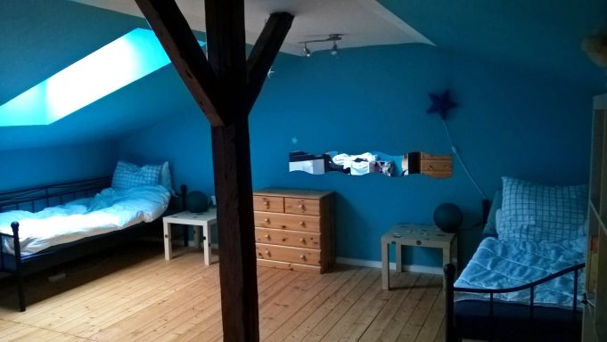 Kinderzimmer mit 4 Schlafplätzen Kinderzimmer im Ferienhaus Stella Baltica mit drei Einzelbetten und einem Jugendbett
