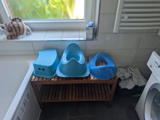 Badezimmerausstattung für kleine Kinder Töpfchen, Kinder-Toilettensitz und Tritthocker im Ferienhaus Stella Baltica